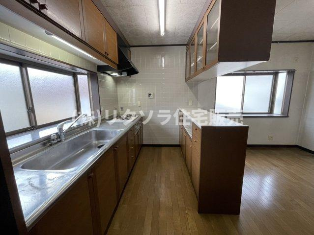 星丘2丁目　中古一戸建てのキッチン|カップボード付き
■物件内覧・資金計画相談・住宅ローン相談、リフォーム相談、お問合せ受付中■
※当日・翌日のご内覧、ご相談はお電話でのお問合せがスムーズです！