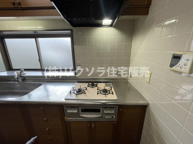 星丘2丁目　中古一戸建てのキッチン|ビルトイン3口コンロ
■物件内覧・資金計画相談・住宅ローン相談、リフォーム相談、お問合せ受付中■
※当日・翌日のご内覧、ご相談はお電話でのお問合せがスムーズです！