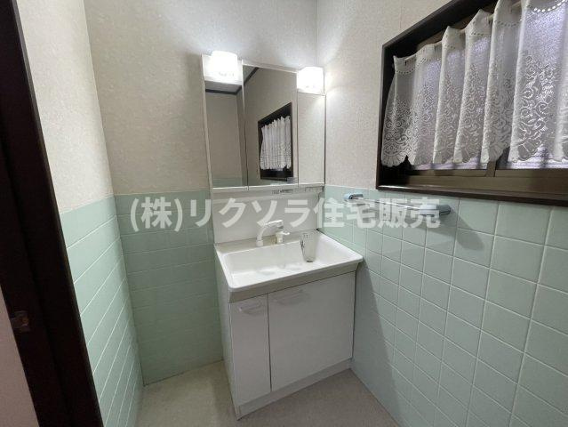 星丘2丁目　中古一戸建ての独立洗面台|三面鏡付き独立洗面台
■物件内覧・資金計画相談・住宅ローン相談、リフォーム相談、お問合せ受付中■
※当日・翌日のご内覧、ご相談はお電話でのお問合せがスムーズです！