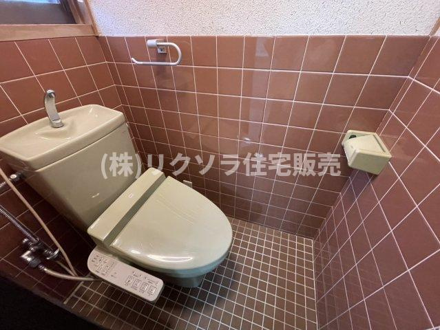 星丘2丁目　中古一戸建ての設備|2階　温水洗浄便座付きトイレ
■物件内覧・資金計画相談・住宅ローン相談、リフォーム相談、お問合せ受付中■
※当日・翌日のご内覧、ご相談はお電話でのお問合せがスムーズです！