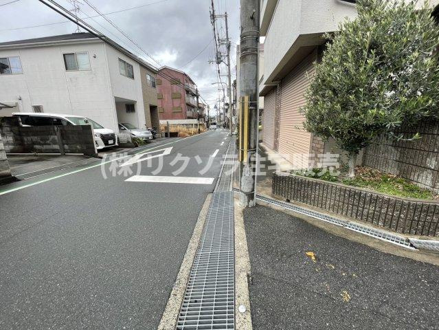 星丘2丁目　中古一戸建ての前面道路含む現地写真|前道　南　幅員5.2ｍ　東　幅員3.3ｍ
■物件内覧・資金計画相談・住宅ローン相談、リフォーム相談、お問合せ受付中■
※当日・翌日のご内覧、ご相談はお電話でのお問合せがスムーズです！