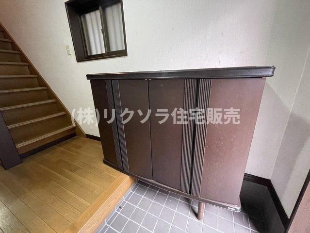 星丘2丁目　中古一戸建ての収納|玄関収納
■物件内覧・資金計画相談・住宅ローン相談、リフォーム相談、お問合せ受付中■
※当日・翌日のご内覧、ご相談はお電話でのお問合せがスムーズです！