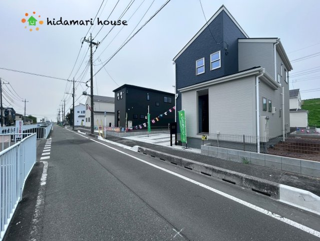 西区中野林第2　新築戸建　リーブルガーデン12の前面道路含む現地写真