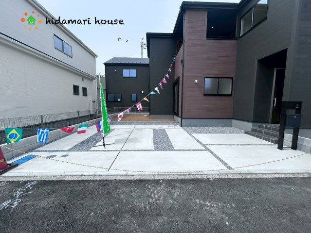 西区中野林第2　新築一戸建て　リーブルガーデン13の駐車場