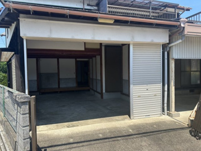 【駐車場】 | 西川邸借家 | 駐車場があるので、車を買う予定の方も安心です