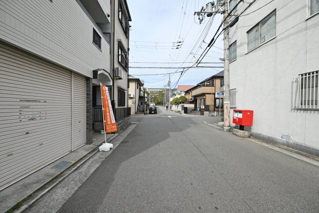 尼崎市竹谷町3丁目中古戸建│3LDK+駐車1台可の前面道路含む現地写真|前面道路幅は北側に約7ｍで駐車の際も安心です。