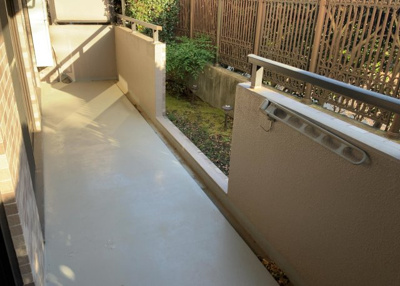 【バルコニー】 | ライオンズガーデン相模原 | バルコニーは、室外の専用スペースのうち、「屋根がなく開放された空間」であるものを指します。ベランダより広いタイプのものが多く、日当たりもよいため家庭菜園などを楽しみたい人にとって適した環境となります。