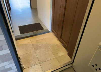 【玄関】 | ライオンズガーデン相模原 | 玄関は家の顔でもあり、家族以外の目にも止まる場所です。玄関は外との間を仕切る扉、靴などをしまっておく収納スペース、靴脱ぎのたたきスペース、来客とのやり取りをするドアホンなど複数のアイテムからなります。