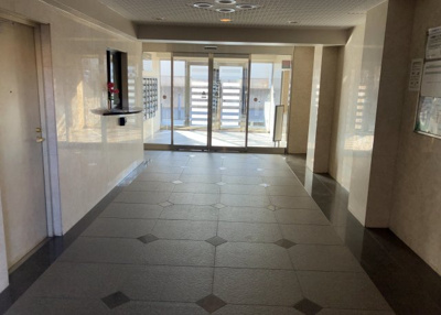 【エントランス】 | ライオンズガーデン相模原 | マンションのエントランスには、もともと風よけや防犯の役割がありますが、マンションによって宅配ボックスなどの設備が備わっている所もあります。日々の生活をイメージしながら生活しやすさをチェックしましょう。