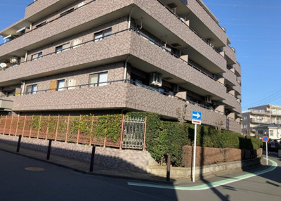 【現況写真】 | ライオンズガーデン相模原 | 外観はマンション管理がされているかの目安になります。築年数が古いと、壁面は劣化してひび割れが生じることも！建物が古びていても細かいところが修繕されていると、きちんと管理されているなぁと感じるでしょう。