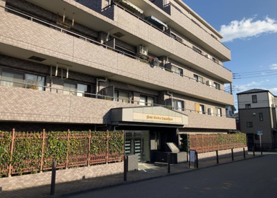 【外観】 | ライオンズガーデン相模原 | 外観はマンション管理がされているかの目安になります。築年数が古いと、壁面は劣化してひび割れが生じることも！建物が古びていても細かいところが修繕されていると、きちんと管理されているなぁと感じるでしょう。