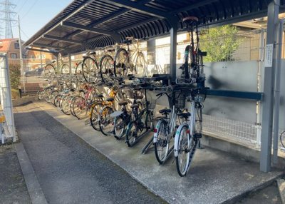 【駐車場】 | ライオンズガーデン相模原 | 車一台あたりに必要なスペースは、標準サイズの普通自動車で横幅2m50cm、長さ5mは必要になります。ただし、乗降のことも考慮して横幅3m30cm、長さ5m50cmほどは確保できるところを選びましょう。