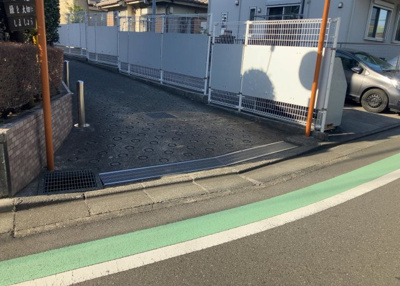 【駐車場】 | ライオンズガーデン相模原 | 駐車場と明記されていても、最小スペースでつくられた駐車場だと大型車は駐車できなかったり、出入りしにくくなったりする可能性があります。お車のサイズと購入したい物件の駐車場のサイズを現地で確認しましょう。