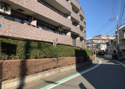 【庭】 | ライオンズガーデン相模原 | 物件によっては、入居者が個人的に使用できる専用庭がついているものもあります。また、住宅の中にある土間の部分を庭と呼ぶこともあります。庭の用途は住む人によって変わり、それによってデザインもさまざまです。