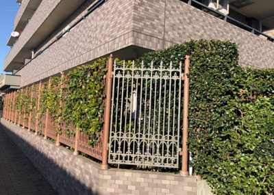 【中庭】 | ライオンズガーデン相模原 | 中庭（パティオ）とは、一つの建築物の内部に設けられた、壁などで囲われている庭のことを指します。コの字型、ロの字型が主流ですが、L字型の中庭もあります。最近では、インテリア性の高さからも人気があります。