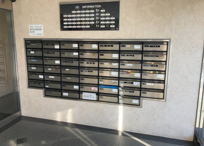 【設備】 | ライオンズガーデン相模原 | エントランス付近に設置されている集合ポストは、住んでいる部屋と離れているため、ポストをあさるなど誰かに何かされていても被害に気づきにくいです。入居する時には他人に特定されにくい番号で鍵をかけましょう！