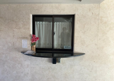 【受付】 | ライオンズガーデン相模原 | 受付はマンションコンシェルジュがいる場合もあれば、管理人が滞在する小部屋を総称して呼ぶことがあります。主にエントランスに設置されていることから、防犯面でも期待ができます。防犯設備がない場合はより安心！