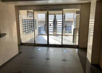 【ロビー】 | ライオンズガーデン相模原 | ラウンジは、マンションの共用スペースに椅子やテーブルなどを配置した利用者が寛げる空間です。屋内型ラウンジと屋外型ラウンジがあります。共用部分の管理状況と合わせて、詳細については現地でご確認ください。