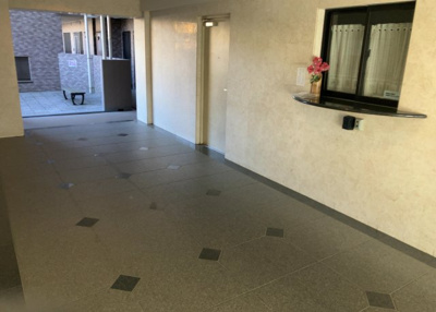 【ロビー】 | ライオンズガーデン相模原 | ロビーというと、エントランスと何がちがうの？と思いますよね。実はロビーとエントランスには明確な決まりはありません。物件によっては、エントランスを入って広がるある程度の広さのある空間がロビーとなります。