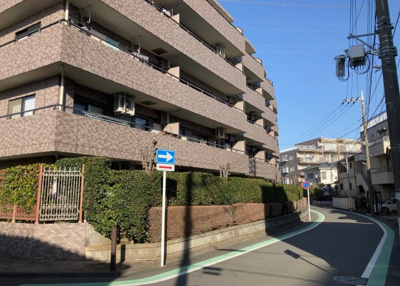 【構造・工法・仕様】 | ライオンズガーデン相模原 | ＲＣ造、Reinforced Concreteは直訳すると補強されたコンクリートです。主に柱や梁・床・壁が鉄筋とコンクリートで構成おり、鉄筋を組んだ型枠にコンクリートを流し込んで固めたものを指します。