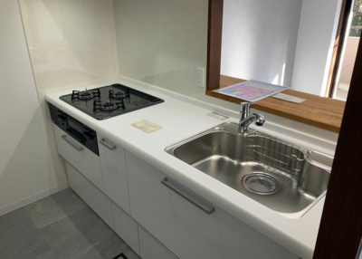 【キッチン】 | ライオンズガーデン相模原 | 標準的なシステムキッチンの横幅は、165cm～300cm程度です。2100・2400・2550・2700などミリ単位で表記されます。普段どのように料理をするのかを想定しながら合ったサイズを選びましょう