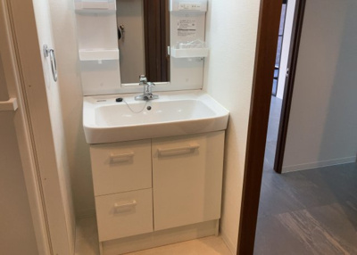 【独立洗面台】 | ライオンズガーデン相模原 | 洗面化粧台では顔を洗ったり、身だしなみを整えることが本来の使い方ですが、用途によっては洗面化粧台に求められる機能が違ってくるため、ご自身や家族のライフスタイルに合ったものを選ぶことをおすすめ致します。