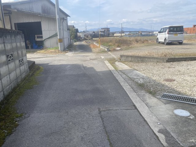 西条市飯岡4040-5の前面道路含む現地写真