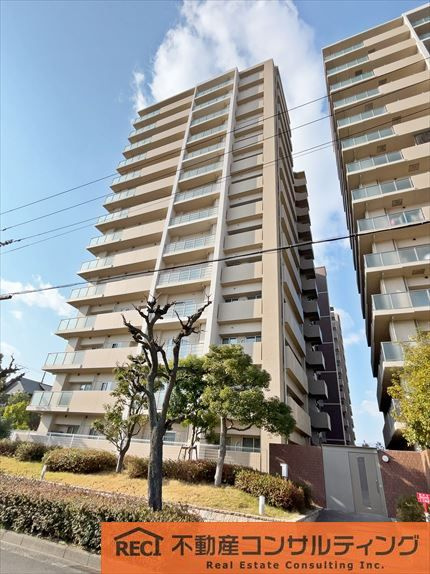 グリーンラグーナ甲子園D棟の外観