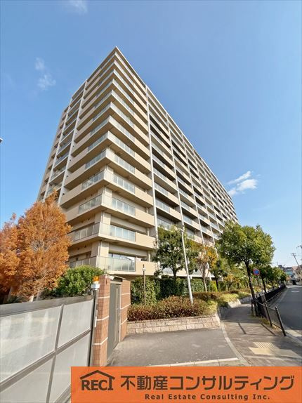 グリーンラグーナ甲子園D棟の外観