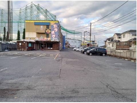 スポーツアベニュー敷地内店舗の駐車場
