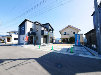【外観】 | 甲府市上今井町 新築全2棟 1号棟 土地69坪 車3台並列可　モダンで洗練された美しい外観デザイン