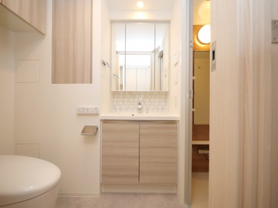 【独立洗面台】 | ザ・パークハビオ塚本 | 独立洗面台あり、毎朝おしゃれに忙しい女性の方におすすめです