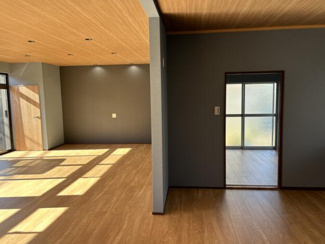 【居間・リビング】 | 甲府市飯田2丁目 中古戸建 南東角地 都市ガス 車3台駐車可