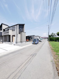 【前面道路含む現地写真】 | 前面道路幅員は4.6ｍ　周辺には新築住宅が建ち並びます。