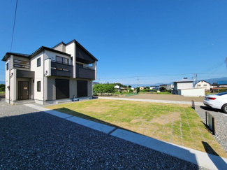 【外観】 | 南アルプス市下宮地 新築戸建 南道路106坪 車3台並列可　広々お庭あり　ゆとりのアプローチが魅力的