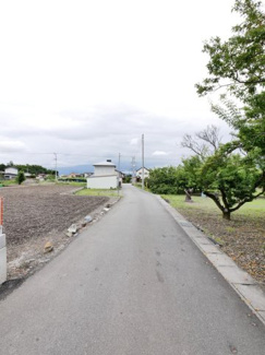 【前面道路含む現地写真】 | 車の往来の少ない前面道路　幅は4.0ｍ