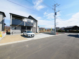 【駐車場】 | カースペースは並列3台以上駐車可能。それぞれのお車の出し入れが簡単です。