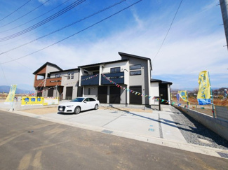 【外観】 | 甲斐市下今井 新築 全2棟1号棟 南道路 車並列3台以上　耐久性と美観を兼ね備えたハイグレード仕様！