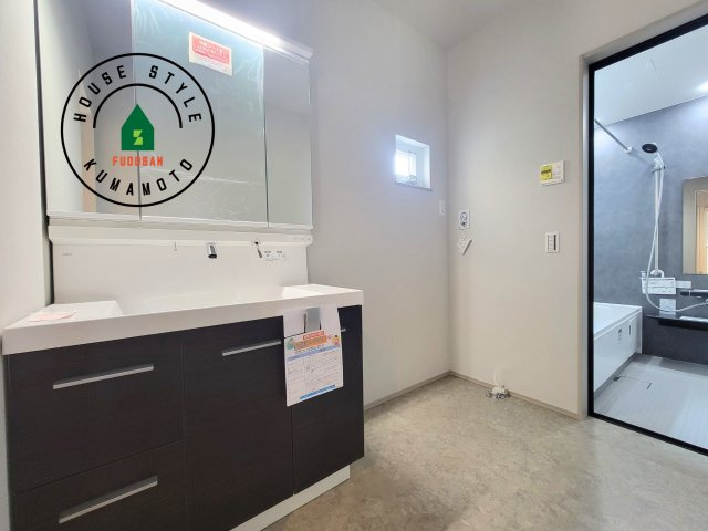 熊本市東区小山2丁目第1-1棟（1号棟）の脱衣所|ゆとりの洗面スペースで朝の身支度もスムーズに。暮らしを快適に変えるシャワー付洗面台です！