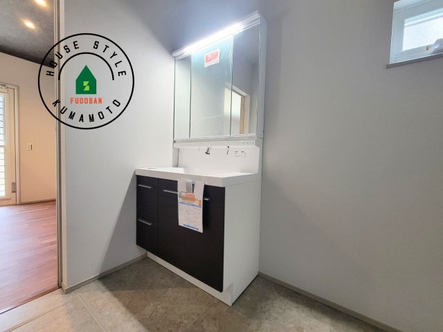 熊本市東区小山2丁目第1-1棟（1号棟）の独立洗面台|毎日使うものだから清潔な空間を保ちたい水回り。洗面にはそんな願いを解消させてくれる収納アイデアが満載です。三面鏡の裏側にはキャビネットが現れ小物から背の高い物まで収納できます。