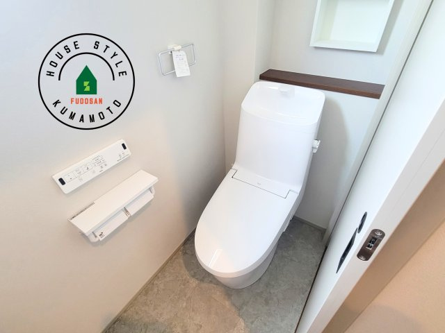 熊本市東区小山2丁目第1-1棟（1号棟）のトイレ|温水洗浄便座を完備しております。2ヶ所にトイレがあるのは朝の慌ただしい時間も安心です。