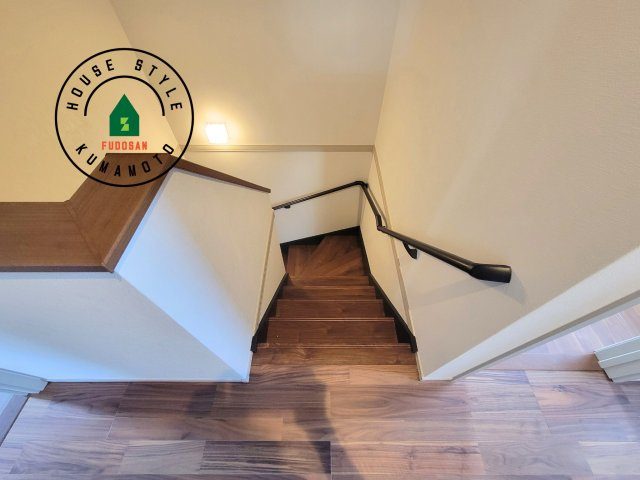 熊本市東区小山2丁目第1-1棟（1号棟）の内装|＜手すり付階段＞手すりがないと階段の昇り降りで危険なことはもちろん、壁に手をつきながら歩くことで壁紙が汚れやすくなります。すべての方に快適に昇り降りしていただくため、手すりを設置しました。