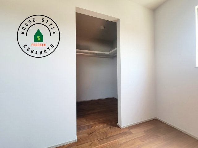 熊本市東区小山2丁目第1-1棟（1号棟）の収納|洋服や大きな荷物が多い方や人数の多いご家族などは、一般的なクローゼットよりもウォークインクローゼットのほうが使い勝手が良いです。