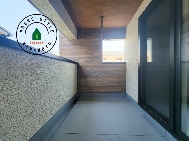 熊本市東区小山2丁目第1-1棟（1号棟）のバルコニー|風をしっかりと感じられるバルコニーでは、毎日が洗濯日和です。広々としているので洗濯も楽しくなるでしょうし、気分転換にバルコニーからの眺めを楽しむのもいいでしょう。