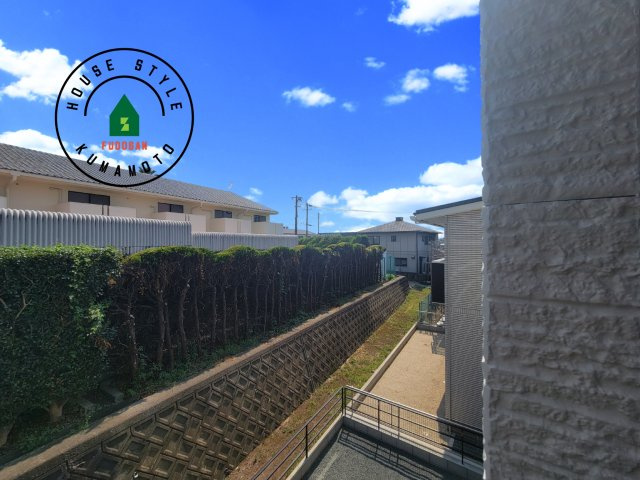 熊本市東区小山2丁目第1-1棟（1号棟）の展望|窓から緑が見える物件も魅力的です。