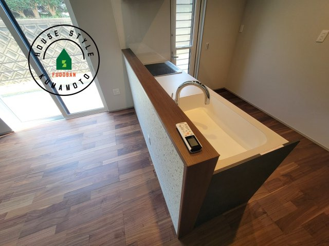 熊本市東区小山2丁目第1-1棟（1号棟）のダイニング|キッチンから立ち込める香りが今日の料理を期待させます。