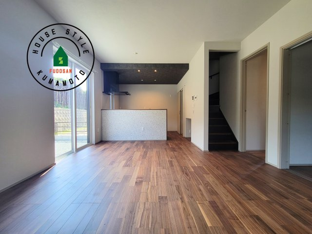 熊本市東区小山2丁目第1-1棟（1号棟）の居間・リビング|キッチンからリビングをしっかり確認できます。家族の笑顔があふれる空間になりそうですね。