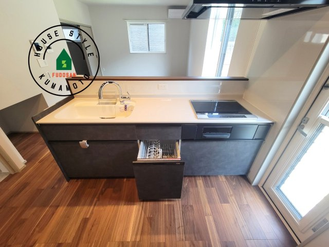 熊本市東区小山2丁目第1-1棟（1号棟）のキッチン|ご家族を近くに感じられる対面キッチンのLDK。会話もはずみそうですね。