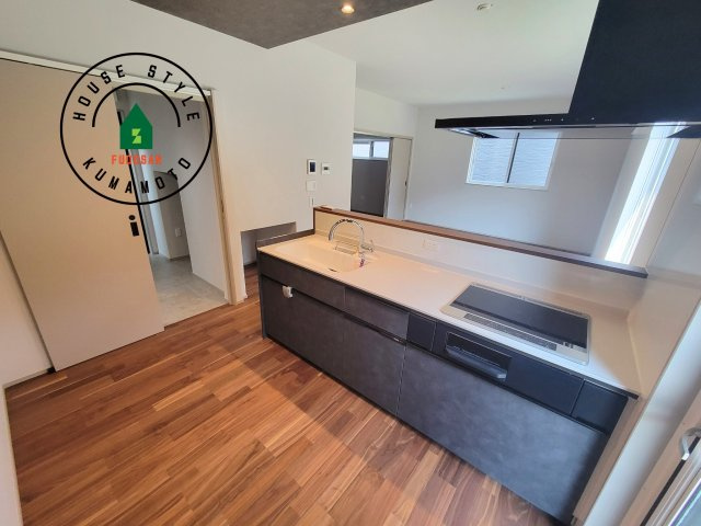 熊本市東区小山2丁目第1-1棟（1号棟）のキッチン|ダイニングテーブルへの配膳がラクラク、お料理はかどるカウンター付きシステムキッチン！