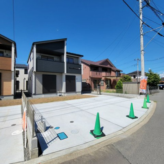 【前面道路含む現地写真】 | 南道路の日当たりの良さ、駐車のしやすさを是非現地にてご体感ください。